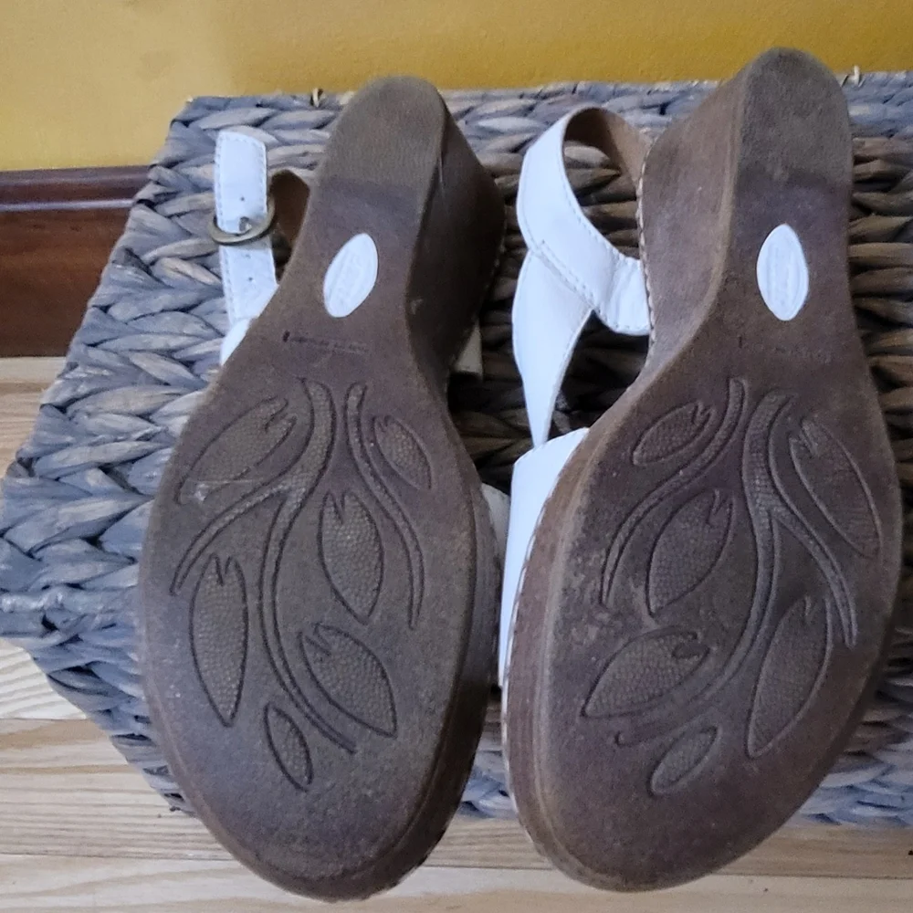 Born Sz 10 White Wedge Slingback 3 inch Heel - Picture 7 of 8